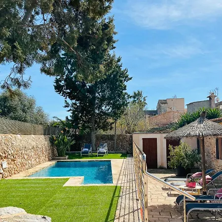 Holiday home Petita Llombards